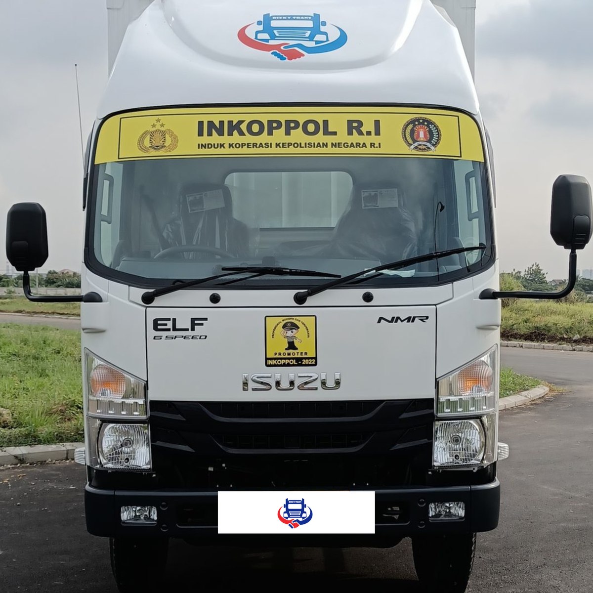 Tampak depan armada box truck Rizky Transindo dengan banner INKOPPOL R.I